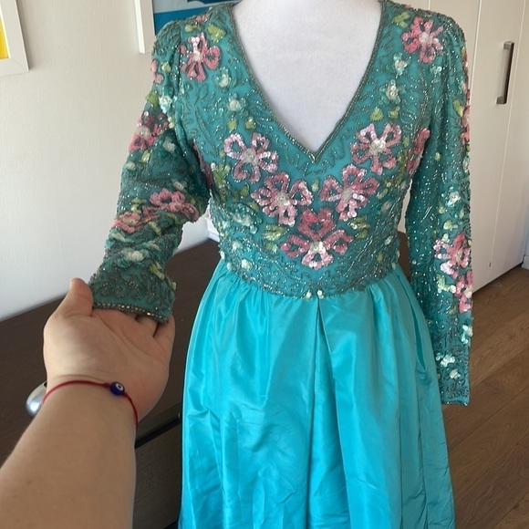 VINTAGE 100% Silk Hand Beaded Victoria Royal gown - Picture 5 of 13